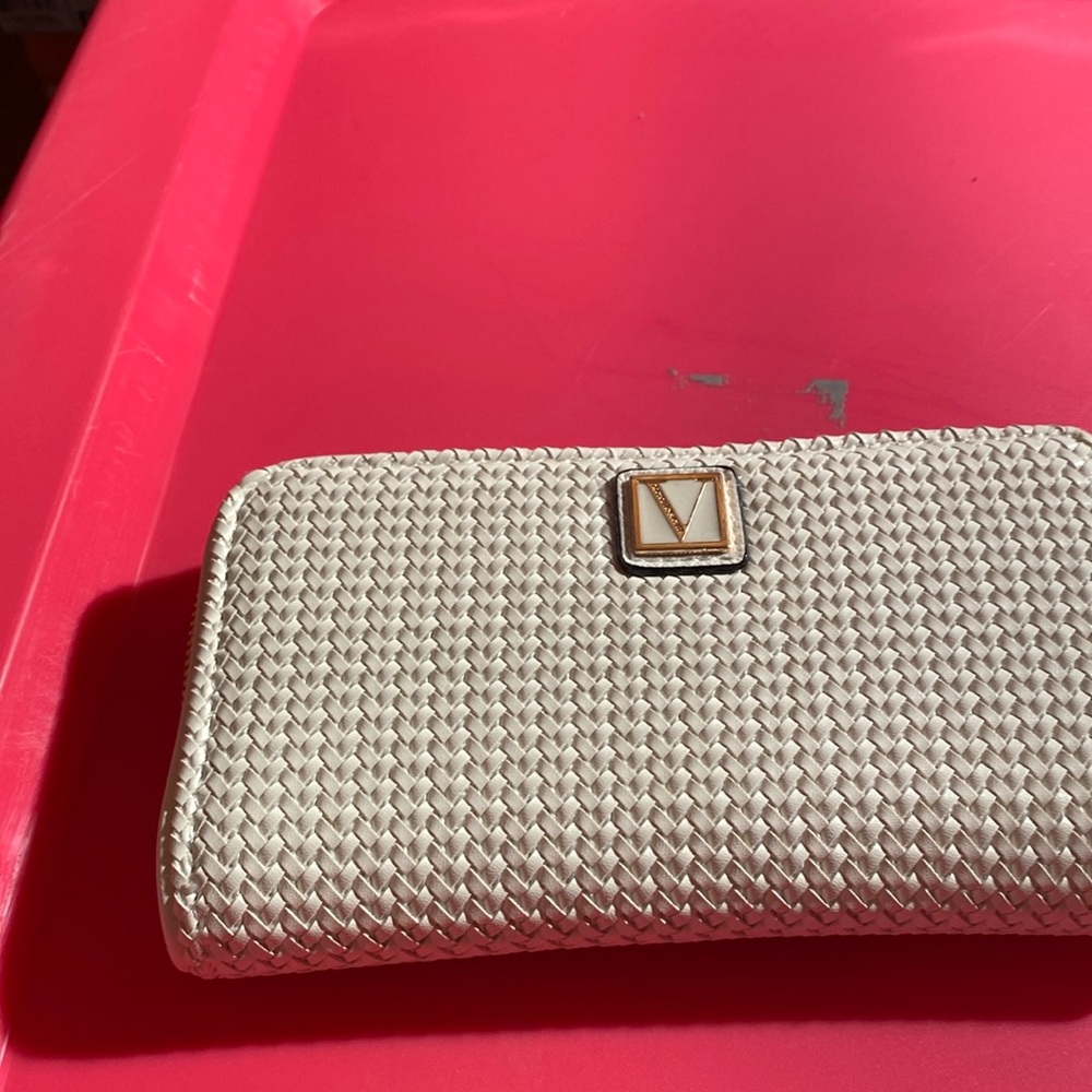 VS white wallet